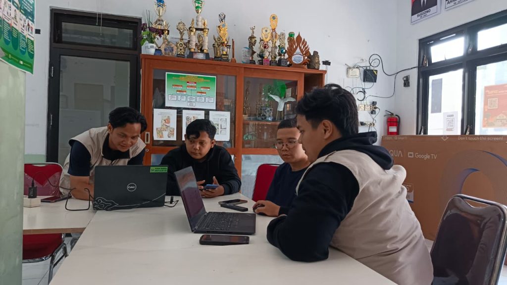 Tingkatkan Kemandirian Digital Warga, STT STIKMA Internasional Gelar Pelatihan Pengelolaan Web RW 01 di Balai RW 01 Tunjungsekar